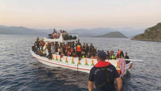 Yunanlılar balıkçı teknesinde 65 göçmeni geri itti