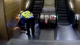 Yürüyen merdivene ters binen hırsız polis tarafından yakalandı