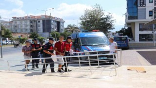 Yüzlerini gizlemeye çalışsalar da yakalandılar