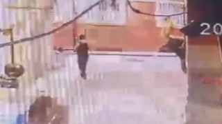 Zeytinburnunda hırsız gözüne kestirdiği binaya böyle tırmandı