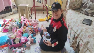 10 yaşındaki engelli Havva oyuncak polis otosuyla evinde devriye atıyor
