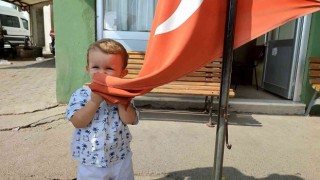 2 yaşındaki Kerem Alinin bayrak sevgisi duygulandırıyor