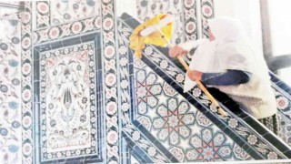 30 ev kadını her hafta bir camiyi temizliyor
