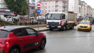 300 metre dolanmamak için yolun 5 metrelik kısmındaki ters yön yasağına uymuyorlar