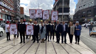 4 mahalle muhtarı çocukların okul ihtiyaçlarını karşılamak için okul üniforması giydi