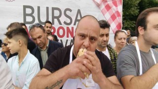 5 bin lira ödülü kazanabilmek için metrelerce börek yediler