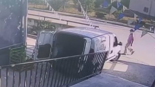 5 dakikalığına indiği aracı saniyeler içinde soyuldu