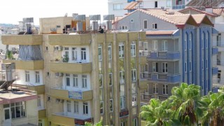 5 katlı apartmanın çatısına çıkan genç, yürekleri ağza getirdi