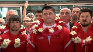 5. kez Dünya Şampiyonu olan Rıza Kayaalpe coşkulu karşılama