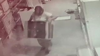 50 kiloluk klima motorunu tek başına çalan kadın görenleri hayrete düşürdü