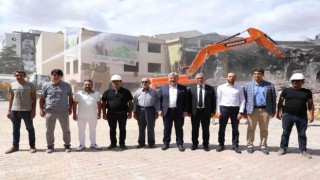 60 yıllık Dedeman Ortaokulu yıkıldı