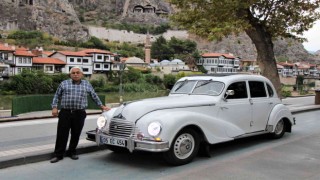 70 yıllık klasik otomobil görenleri hayran bırakıyor: Son gelen teklif 1,5 milyon lira