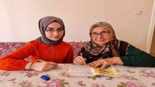 72 Yaşında ki Ayşe ninenin okuma azmi herkese örnek