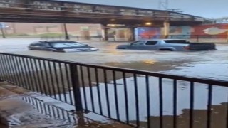 ABDde şiddetli yağış: Rögarlar patladı, caddeler sular altında kaldı