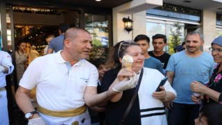 Açılışa özel ücretsiz dondurma ikramı