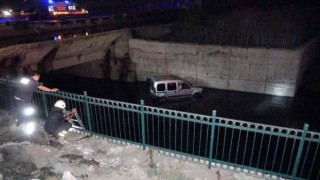 Adanada hafif ticari araç kanala düştü: 1 yaralı