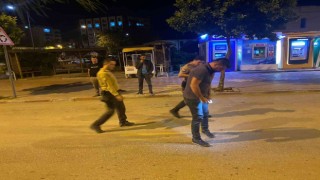 Adanada otomobile silahlı saldırı: 2 ağır yaralı