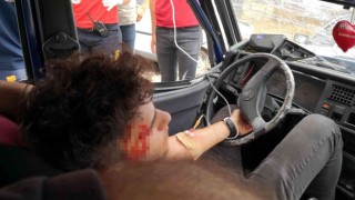 Aday sürücü park halindeki 3 araca çarptı: 1 ağır yaralı