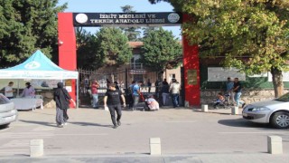 Adaylar içeride, yakınları dışarıda ter döküyor