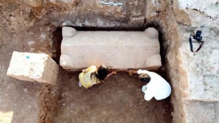 Adıyamanda içerisinde 4 iskeletin bulunduğu bin 800 yıllık mezar bulundu