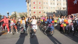 Adıyamanda, süslü kadınlar pedal çevirdi