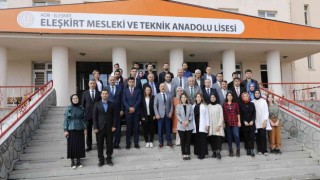 Ağrı Valisi Varol, Eleşkirt Mesleki ve Teknik Anadolu Lisesinde kurulan ekmek fırınını ziyaret etti