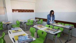 Ağrıda ücretsiz ders ve kaynak kitapları öğrenci sıralarına bırakıldı