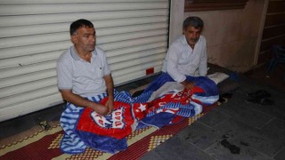 Ailelerin evlat nöbeti gece de devam ediyor
