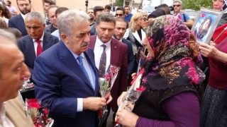 AK Parti Genel Başkan Yardımcısı Yazıcı evlat nöbetindeki ailelerle bir araya geldi