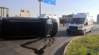 Aksarayda minibüsle otomobil çarpıştı: 2si çocuk 6 kişi yaralandı