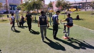 Aksarayda polis ekipleri hem denetim yapıyor hem de vatandaşları dinliyor