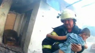 Alevlerin arasında mahsur kalan 4 çocuğu itfaiye kurtardı