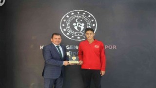 Ali İhsan Kabakcı milli sporcular ile bir arada