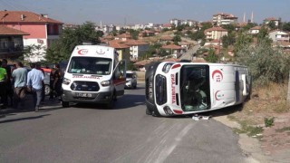 Ambulans ile otomobil çarpıştı: 3ü sağlıkçı, 4 yaralı