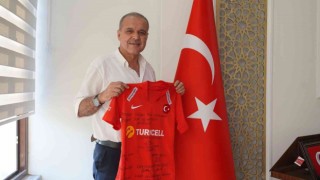 Ampute Futbol Milli Takımımı Teknik Direktörü Çakmaktan Ortacaya milli hediye