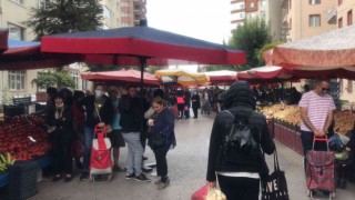 Aniden bastıran yağış pazarda zor anlar yaşattı