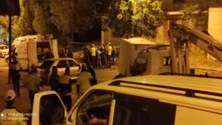Ankarada park halindeki araçlara çarptıktan sonra devrilen kamyonetin sürücüsü hayatını kaybetti