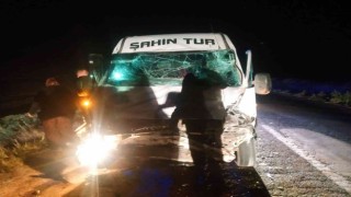 Ankarada traktör ile servis minibüsü çarpıştı: 7 yaralı