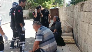 Annesini bıçakladı, babasını darp etti
