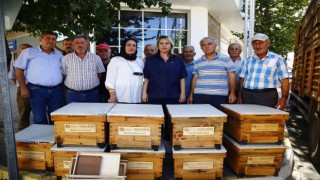Antalya Büyükşehirden arıcıya kovan desteği