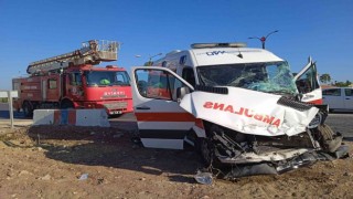 Antalyada ambulans ile midibüs çarpıştı: 2 yaralı