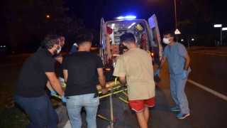 Antalyada motosiklet orta refüje çarptı: 1 i ağır 2 yaralı