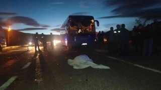 Antalyada tur otobüsü motosiklete çarptı: 1 ölü