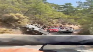 Antalyada turistleri taşıyan cip safari aracı devrildi