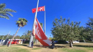 Antalyada yenilenen dev Türk bayrağı ve Antalyaspor bayrağı göndere çekildi