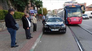 Aracını tramvay yoluna park etti, yolcular yarım saat bekledi