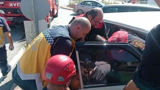 Araçta sıkışan sürücüyü itfaiye kurtardı