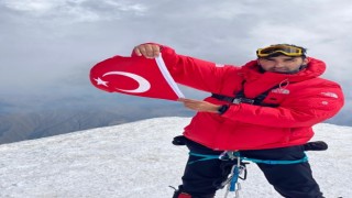 Ardahanlı dağcılar Gürcistanın en yüksek dağına çıktı