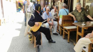 Arı adam sokak sokak gezip saz çalıp türkü söylüyor