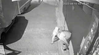 Arnavutköyde iş yeri hırsızlığı kamerada